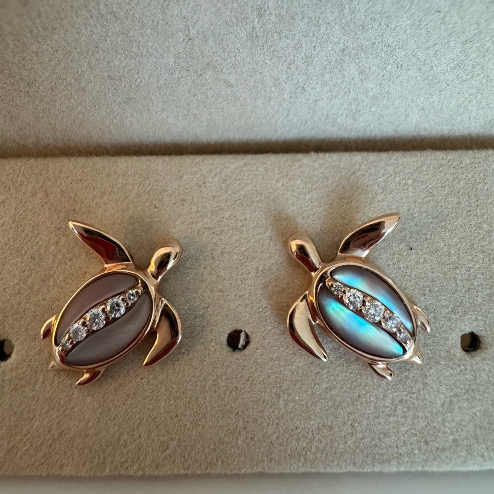 Na Hoku 14k rose gold, mother of pearl and diamonds turtle stud earrings